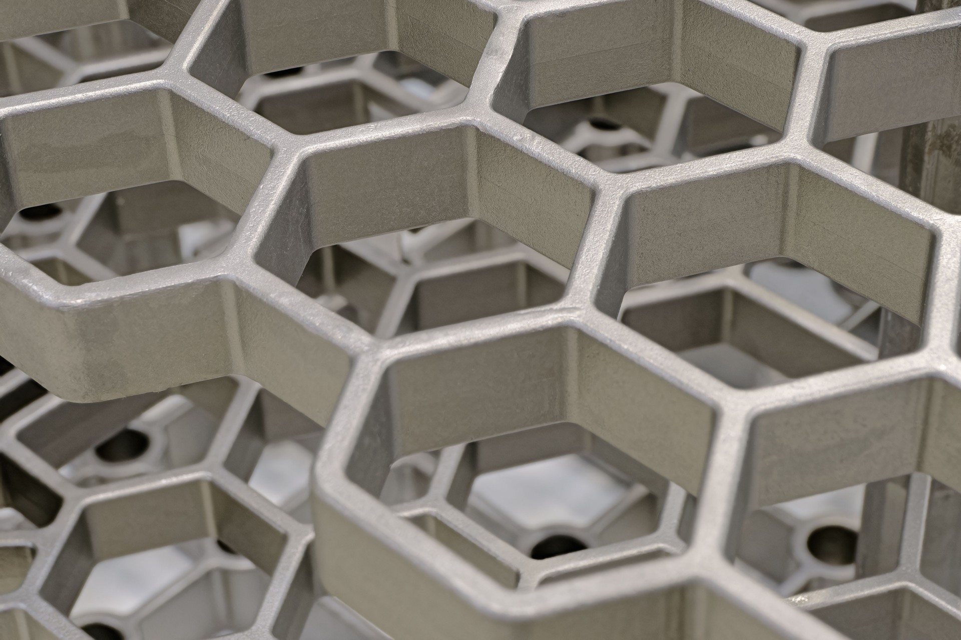 Openwork three-dimensional metal grid with hexagonal cells